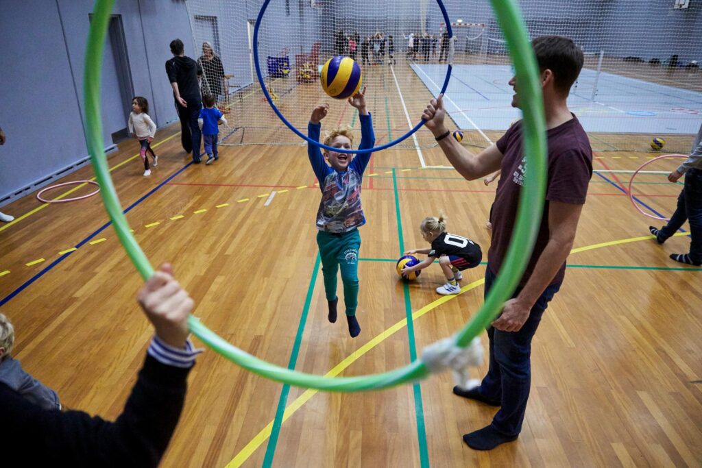 Dreng der spiller volleyball i Kolding Volleyball Klub