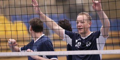 En mand der spiller volleyball i Kolding